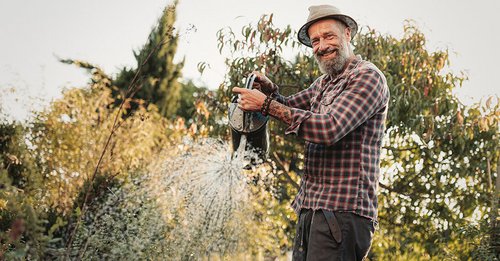 Gartenbewässerung Mann mit Gießkanne