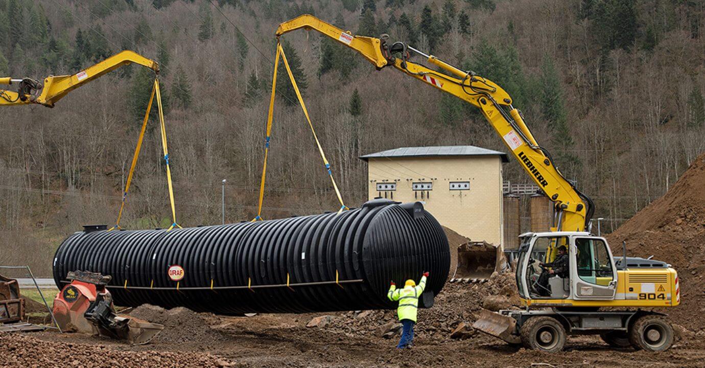 Löschwassertank XXL Der Löschwasserbehälter wird mit einem Kran in den Boden gehoben