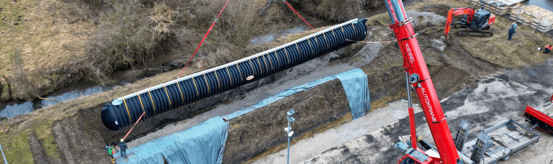 Die Löschwasserbehälter werden mit einem Autokran an den mitgelieferten Halteschlaufen eingehoben.