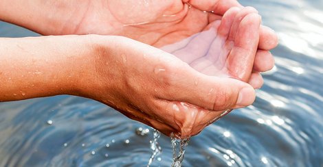 Agua de lluvia en la mano