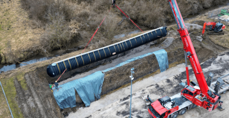 GRAF Löschwasserbehälter Carat XXL wird von einem Kran in den Boden gehoben