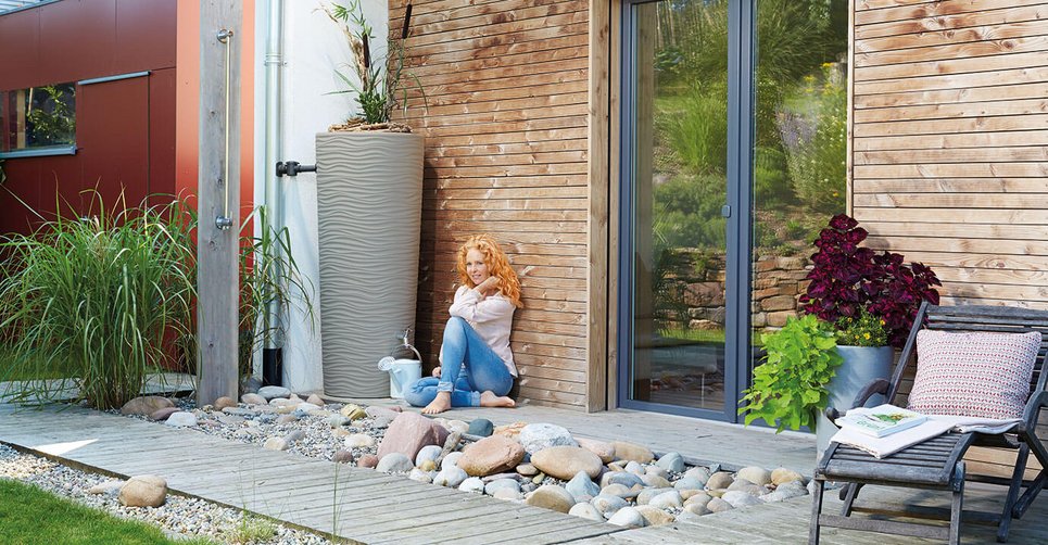 Terracotta, un récupérateur de pluie (bac à fleurs) décoratif de