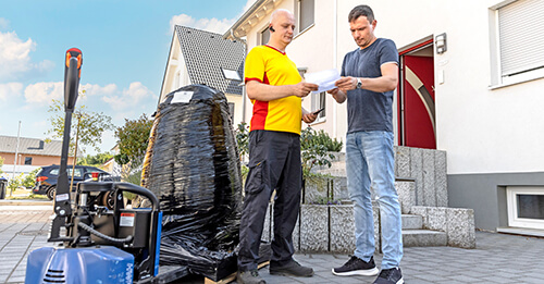 DHL Uebergabe eingepackte Regen Amphore DHL Uebergabe eingepackte Regen Amphore