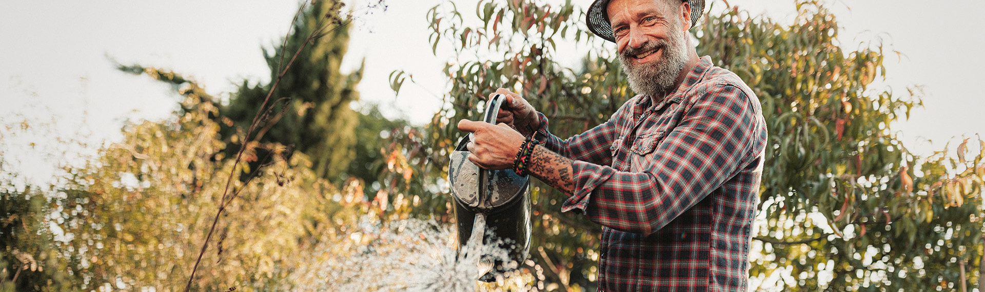 Hombre en su jardín