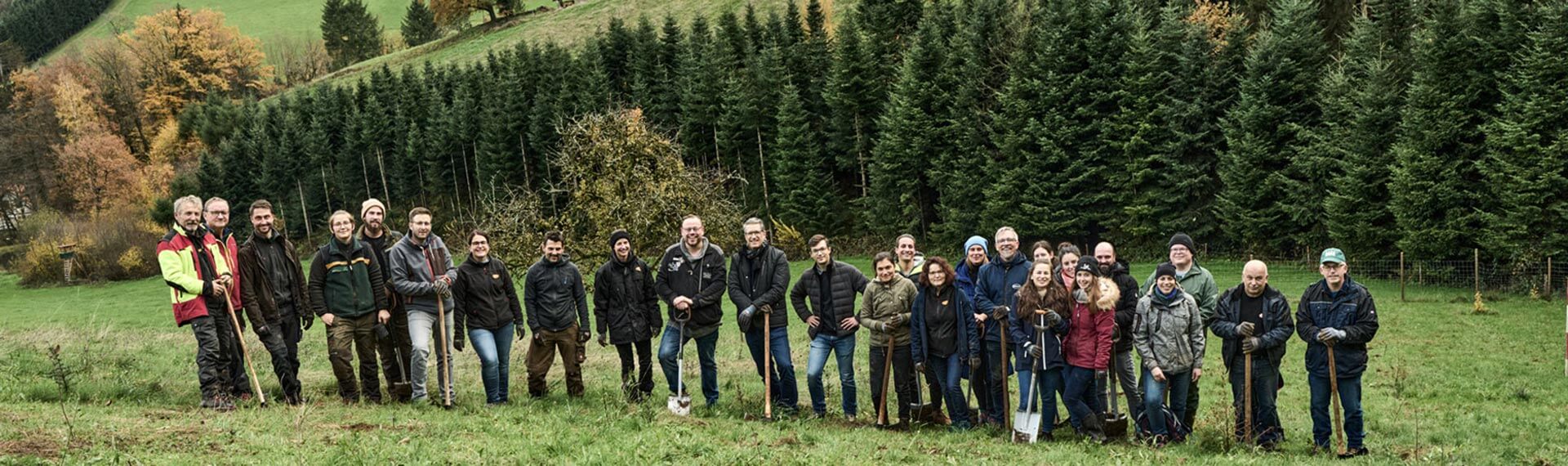 Gruppenbild Helfer Baume pflanzen
