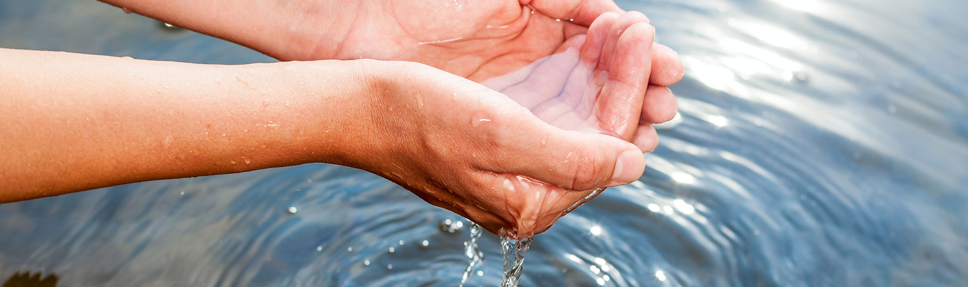 Agua de lluvia en la mano